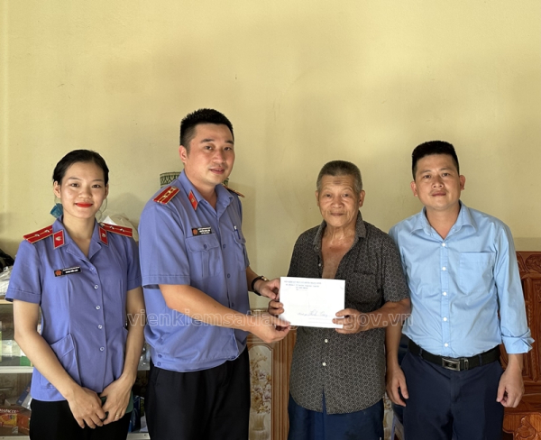 Viện kiểm sát nhân dân huyện Tràng Định thăm, tặng quà nạn nhân chất độc màu da cam trên địa bàn huyện