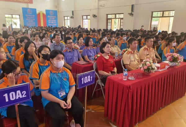 Đoàn thanh niên Viện kiểm sát nhân dân thành phố Lạng Sơn phối hợp tuyên truyền pháp luật về an toàn giao thông