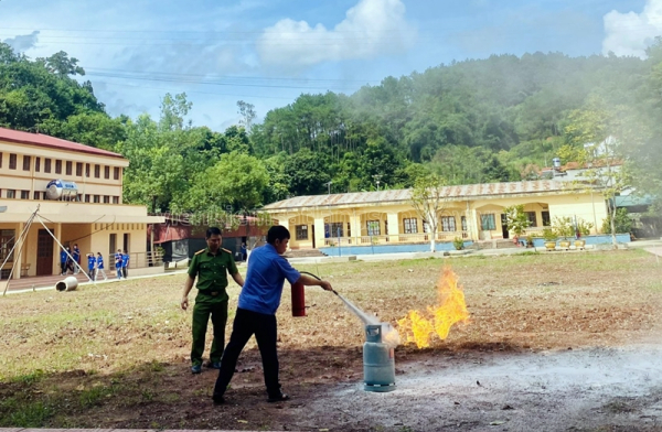 Cán bộ Viện kiểm sát nhân dân huyện Đình Lập dự lớp tập huấn phòng cháy, chữa cháy