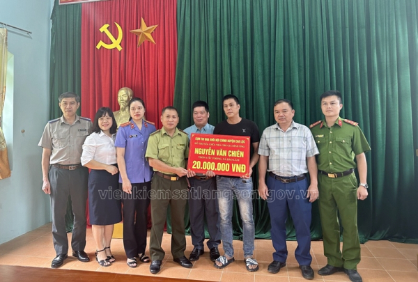 Cụm thi đua khối Nội chính huyện Cao Lộc trao tặng quà cho 01 gia đình tại địa bàn xã Bảo Lâm, huyện Cao Lộc