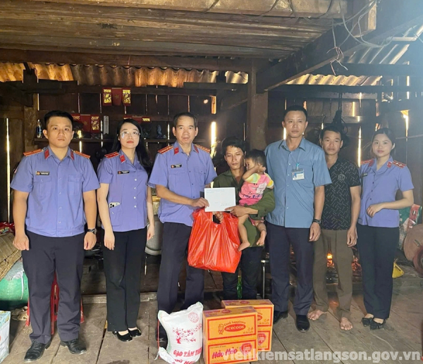 VKSND tỉnh Lạng Sơn phối hợp c&ugrave;ng VKSND khu vực 4 thăm hỏi, động vi&ecirc;n, tặng qu&agrave; gia đ&igrave;nh nạn nh&acirc;n bị tử vong do sạt lở đất g&acirc;y ra bởi cơn b&atilde;o số 10