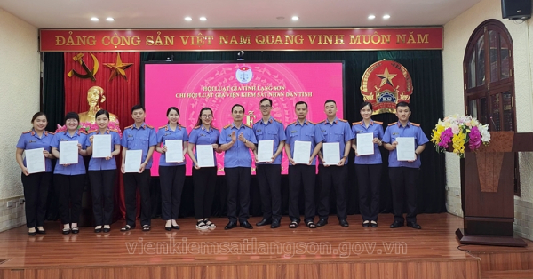 Chi hội Luật gia Viện kiểm sát nhân dân tỉnh Lạng Sơn tổ chức Lễ trao quyết định kết nạp Hội viên