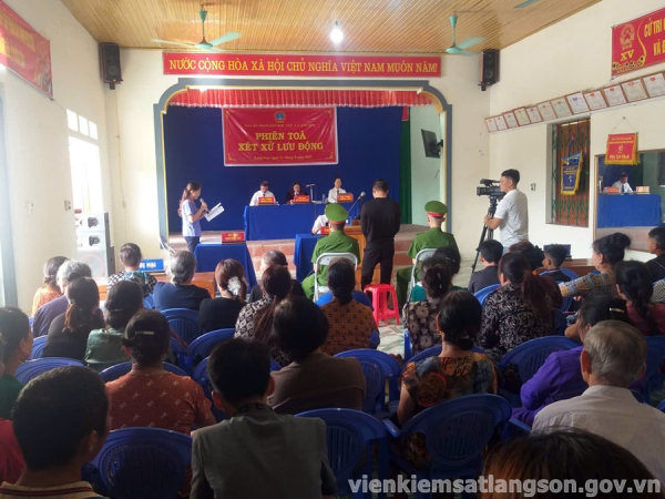 Viện kiểm s&aacute;t nh&acirc;n d&acirc;n khu vực 3 - tỉnh Lạng Sơn phối hợp với T&ograve;a &aacute;n nh&acirc;n d&acirc;n c&ugrave;ng cấp tổ chức x&eacute;t xử lưu động 02 phi&ecirc;n t&ograve;a h&igrave;nh sự