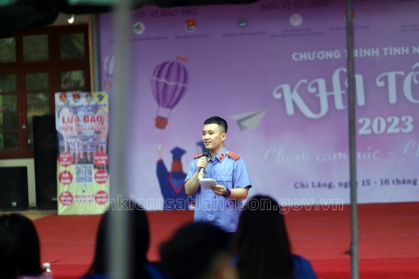 Chi đoàn Viện kiểm sát nhân dân tỉnh tuyên truyền pháp luật và hướng nghiệp cho học sinh trường THPT Hòa Bình, huyện Chi Lăng