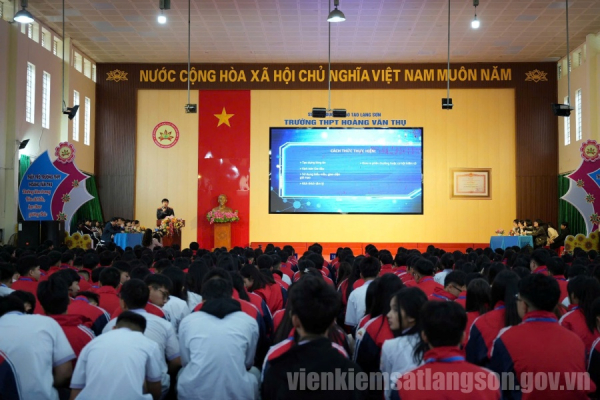 VKSND khu vực 1,2 - Lạng Sơn tổ chức tuy&ecirc;n truyền ph&aacute;p luật về bạo lực học đường v&agrave; lừa đảo tr&ecirc;n kh&ocirc;ng gian mạng tại trường học