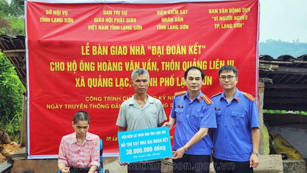 Lễ bàn giao nhà “Đại đoàn kết” tại thôn Quảng Liên III, xa Quảng Lạc, thành phố Lạng Sơn