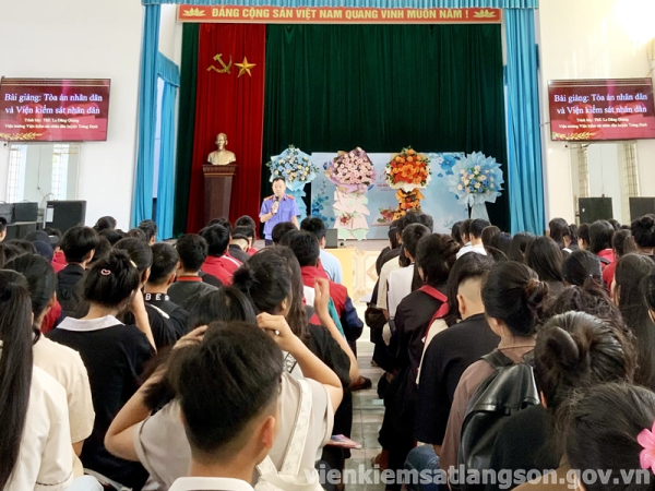 Viện kiểm sát nhân dân huyện Tràng Định phối hợp với trường THPT Tràng Định giảng dạy về chức năng và hoạt động của Tòa án nhân dân và Viện kiểm sát nhân dân