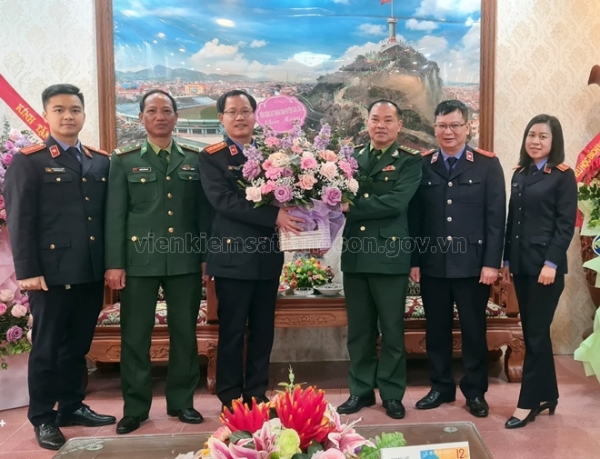 Viện kiểm sát nhân dân huyện Cao Lộc, Văn Lãng tặng hoa chúc mừng Đồn Biên phòng trên địa bàn nhân Ngày truyền thống Bộ đội Biên phòng Việt Nam