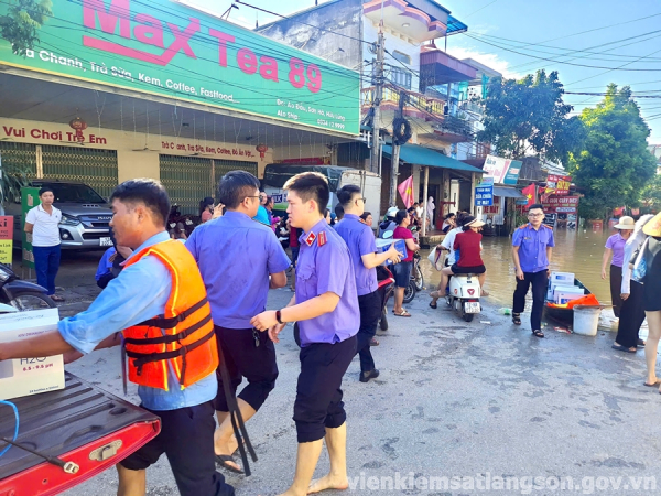 VKSND khu vực 1, 2 tỉnh Lạng Sơn chung tay hỗ trợ người d&acirc;n khắc phục hậu quả b&atilde;o lũ