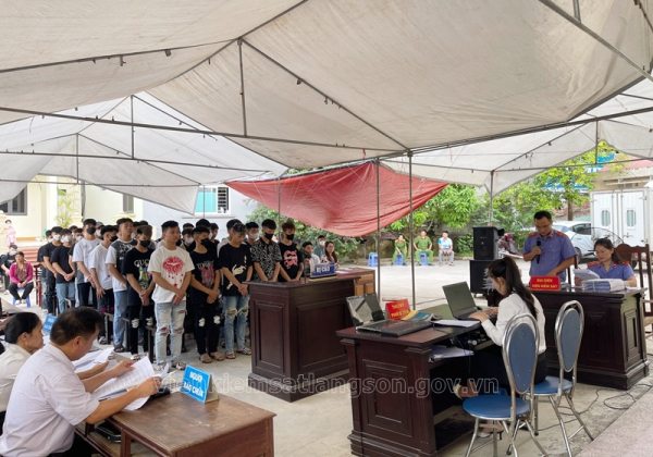 Viện kiểm sát nhân dân huyện Lộc Bình phối hợp với Tòa án tổ chức xét xử rút kinh nghiệm vụ án gây rối trật tự công cộng với 41 bị cáo