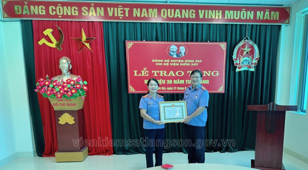 Chi bộ Viện kiểm sát nhân dân huyện Bình Gia tổ chức lễ trao tặng Huy hiệu 30 năm tuổi Đảng.