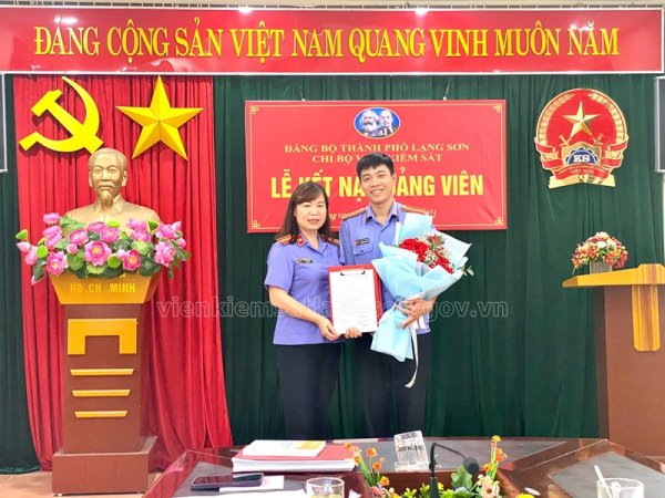 Chi bộ Viện kiểm sát nhân dân thành phố Lạng Sơn tổ chức lễ kết nạp đảng viên mới