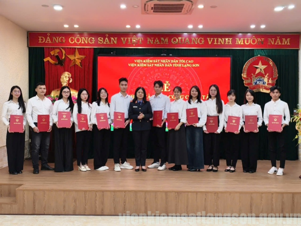 VKSND tỉnh Lạng Sơn trao quyết định tuyển dụng v&agrave; ph&acirc;n c&ocirc;ng c&ocirc;ng t&aacute;c cho c&ocirc;ng chức mới năm 2025