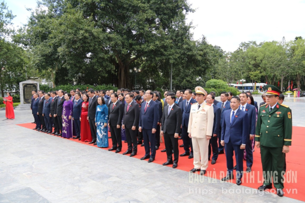 D&acirc;ng hương tại khu&ocirc;n vi&ecirc;n lưu niệm Chủ tịch Hồ Ch&iacute; Minh v&agrave; tượng đ&agrave;i đồng ch&iacute; Ho&agrave;ng Văn Thụ trước thềm Đại hội Đảng bộ tỉnh lần thứ XVIII
