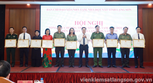 Khen thưởng c&aacute; nh&acirc;n c&oacute; th&agrave;nh t&iacute;ch xuất sắc trong thực hiện Chương tr&igrave;nh xo&aacute; nh&agrave; tạm, nh&agrave; dột n&aacute;t